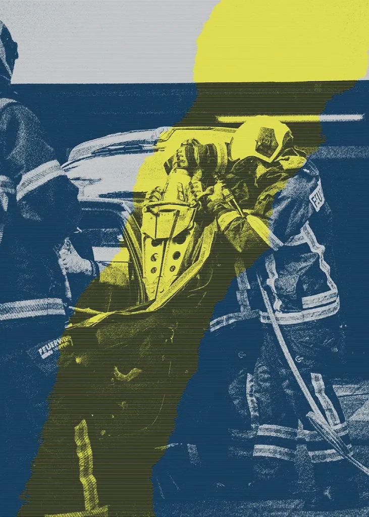 After Work - Feuerwehrleute schneiden eine Person aus einem Pkw. Das Bild ist blau schraffiert und eine gelbe Schraffierung liegt über dem blauen.